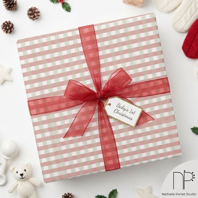 Red and White Xmas Gingham Pattern Baby Dusche Geschenkpapier (This Gingham Christmas Baby Wrap features hand-drawn gingham art ideal for baby showers and holidays)