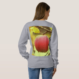 "Red Apple on Tree" Niedliches Foto. Jetzt kaufen Sweatshirt