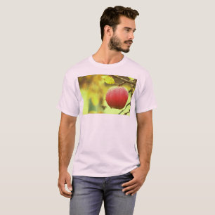 "Red Apple on Tree" Niedliches Foto. Jetzt kaufen T-Shirt