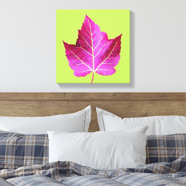 Red Autumn Maple Leaf on Green Floral Leinwanddruck (Insitu (Schlafzimmer))
