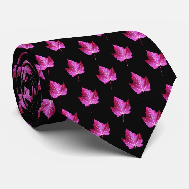 Red Autumn Maple Leaf Pattern on Black Floral Krawatte (Gerollt)