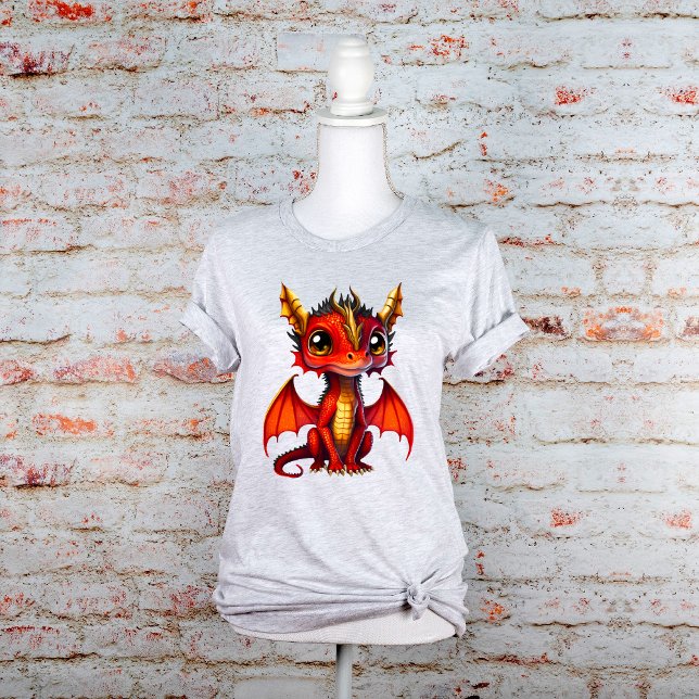 Red Baby Dragon mit goldenen Hörnern und großen Au T-Shirt (Von Creator hochgeladen)