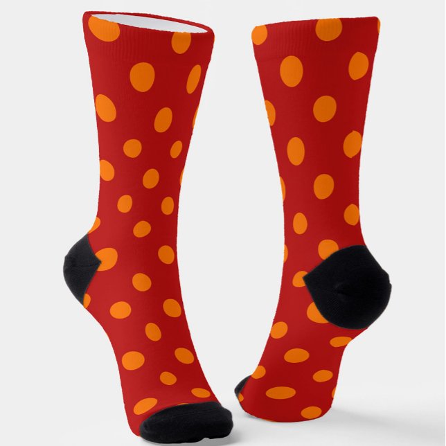 Red Background Orange Polka Dots Design Socken (Von Creator hochgeladen)