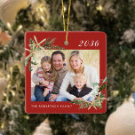 Red Beach Starfish Foto Weihnachten Keramikornament<br><div class="desc">Dieser Strand inspirierte Weihnachtsschmuck mit festlichem, rotem Hintergrund und weißem Text macht einen großartigen Jahresurlaub Sake, leicht für ein einzigartiges Geschenk mit den Foto-und Text-Vorlagen angepasst. Das Foto wird durch die Aquarellsprigs von Heilig-, Kiefer- und Seestern in zwei Ecken umrahmt. Bitte kontaktieren Sie mich über den Zazzle Chat, wenn Sie...</div>