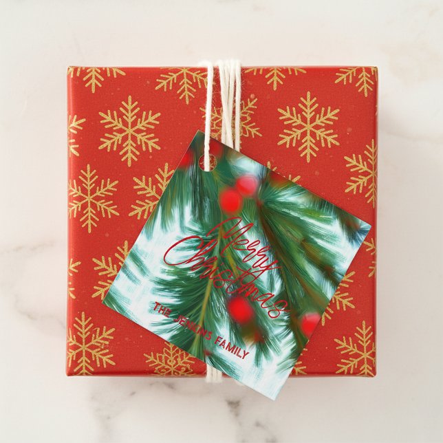 Red Berries Green Pines Frohe Weihnachten Geschenkanhänger (Von Creator hochgeladen)