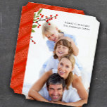 Red Berry Winter Green mit Family Christmas Foto Einladung<br><div class="desc">Ihre Fotografie Red Berry Winter Grüntöne Geometric Gold Frame mit Ihrem Foto</div>