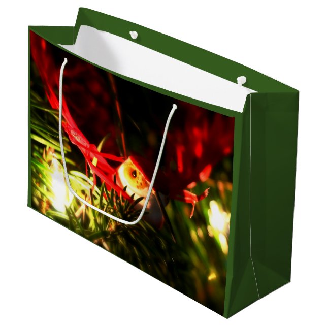 Red Bird Ornament on Christmas Tree Gift Bag Große Geschenktüte (Vorderseite Schrägansicht)