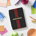 Red Black Checkered Racing Flag Gold Mit Monogramm iPad Pro Cover<br><div class="desc">Erstellen Sie Ihre eigenen, personalisierten, coolen, klassischen, klassischen, roten und schwarzen Schachbrettmuster Racing Flag Stripe Design Muster, Imitate Gold Typografie / Skript Monogramm, trendige, magnetische iPad Smart Cover, die in mehrere Standpositionen und Features graue Mikrofaser-Interieur, die Ihren Bildschirm zu schützen, und weck / Schlaf-Funktion. Zum Anpassen geben Sie einfach Ihren...</div>