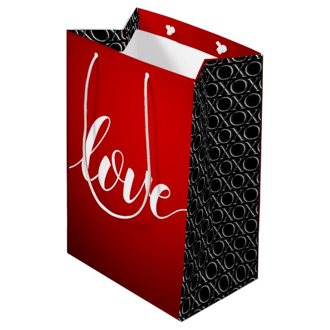 Red Black Gradient Embossed XOXO Handgeschriebene  Mittlere Geschenktüte (Rückseite Schrägansicht)