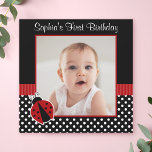 Red Black Ladybug Polka Dot 1. Geburtstags-Foto Einladung<br><div class="desc">Feiern Sie den ersten Geburtstag Ihres kleinen Mädchens mit dieser niedlichen Ladybug 1. Geburtstags-Foto-Einladung. Mit einem Ladybug auf einem Polka Punkte Hintergrund. In rot, schwarz und weiß dargestellt. Personalisieren Sie sich einfach mit Ihren Party-Informationen und dem Foto Ihres Kindes. DAS FOTO DER PROBE IST NICHT ENTHALTEN. ERSETZEN SIE DAS FOTO...</div>