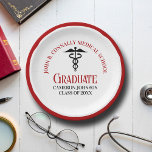 Red Black Medical School Custom Graduation Party Pappteller<br><div class="desc">Diese moderne,  rote und schwarze,  maßgeschneiderte Party-Platte für medizinische Absolventen bietet moderne Typografie für eine Klasse von 2025 Absolventen. Passen Sie mit Ihrem geschlossen Jahr unter der Kadukus für große personalisierte Krankenschwester oder Arzt Dekoration für einen geschlossen Arzt.</div>