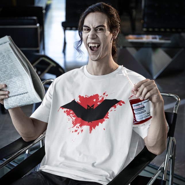 Red Black Playful Bat Spooky Halloween T - Shirt (Von Creator hochgeladen)