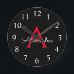 Red Black Script Giron Monogram Name Runde Wanduhr<br><div class="desc">Rot und Schwarz Einfache Skriptmonogramm Name-Uhr. Das macht den perfekten 16 Geburtstag,  Hochzeit,  Brautparty,  Jubiläum,  Babydusche oder Junggeselinnen-Abschied Geschenk für jemanden,  der Lieben glamourösen Luxus und schicke Stile.</div>