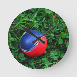 Red & Blue Baseball with White Stitching Runde Wanduhr