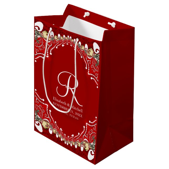 Red Bohemisch Batik Monogram Wedding Mittlere Geschenktüte (Vorderseite Schrägansicht)