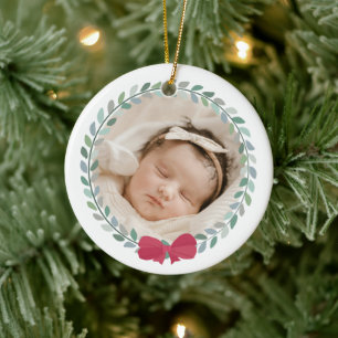 Red Bow-Adorned Wreath Baby's First Christmas Keramik Ornament