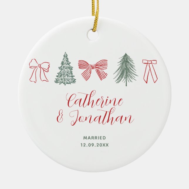 Red Bow & Evergreen Trees Couple Keepsake Keramik Ornament (Vorne)