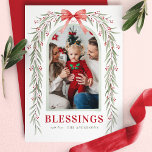 Red Bow Greenery Arch Segen Weihnachts-Foto Feiertagskarte<br><div class="desc">Feiern Sie die Urlaubssaison mit dieser Red Bow Greenery Arch Segings Weihnachtsfotokarte. Mit einem klassischen roten Bogen auf einem festlichen grünen Bogen mit zarten roten Beeren umrahmt diese Karte Ihr gepflegtes Foto. Ideal,  um den Lieben herzliche Urlaubssegmente zu schicken und saisonalen Beifall zu spenden.</div>