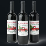 Red Brush Script Erste Weihnachtsfeier New Zuhause Weinetikett<br><div class="desc">Modern Brush Script Unser erstes Weihnachtsfest in unserem neuen Zuhause Holiday Wine Bottle Label beinhaltet Watercolor Vintag Red Truck mit Weihnachtsbaum - Rote Schrift</div>