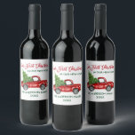 Red Brush Script Erste Weihnachtsfeier New Zuhause Weinetikett<br><div class="desc">Modern Brush Script Unser erstes Weihnachtsfest in unserem neuen Zuhause Holiday Wine Bottle Label beinhaltet Watercolor Vintag Red Truck mit Weihnachtsbaum - Rote Schrift</div>