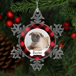 Red Buffalo Kariert Custom Pet Puppy Dodge Foto Schneeflocken Zinn-Ornament<br><div class="desc">Personalisieren Sie dieses festliche Rot-und Schwarzbüffel-Karo karierte Ornament-Design mit einem Foto Ihres Welpenhundes mit ihrem Vornamen auf dem monogramm Hundeknochen-Typenschild. Ein tolles Geschenk für Hundefreunde,  um das erste Weihnachtsfest eines Welpen zu feiern oder die Erinnerung an einen geliebten Familienhund zu pflegen.</div>