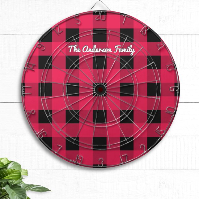 Red Buffalo Kariert Rustikaler Karo Gemustert Cust Dartscheibe (A dart board with rustic red and black buffalo check pattern and custom name in script typography)
