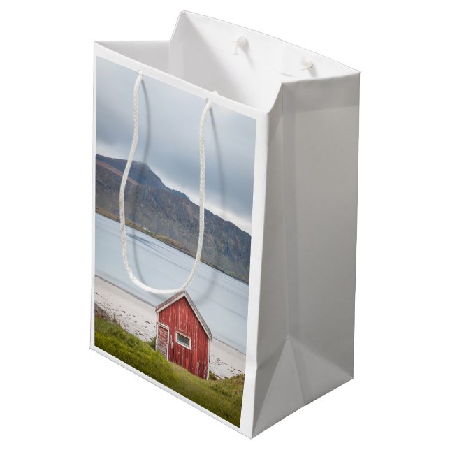 Red Cabin Ramberg Lofoten Mittlere Geschenktüte (Rückseite Schrägansicht)