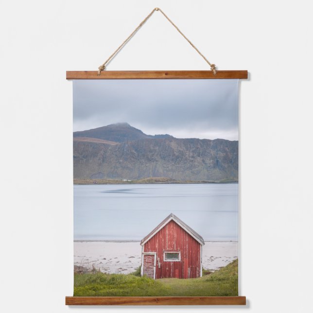 Red Cabin Ramberg Lofoten Wandteppich Mit Holzrahmen (Vorderseite)