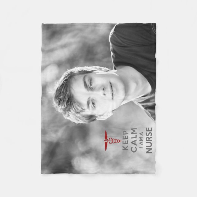Red Caduceus Behielt Calm I bin eine Krankenschwes Fleecedecke (Vorderseite)