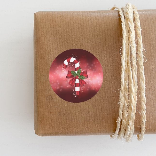 Red Candy Cane auf einem roten Bokeh Hintergrund Runder Aufkleber (Festive design for the Holiday season.)