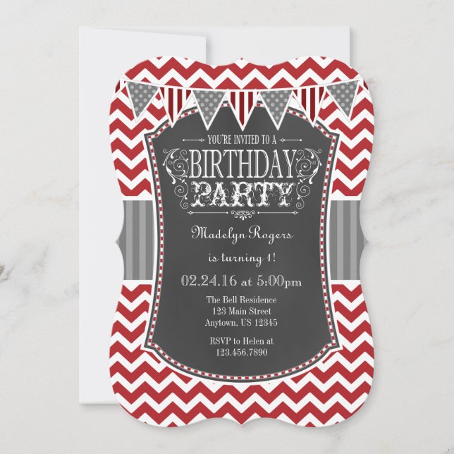 Red Chalkboard Zickzack Geburtstag Einladung (Vorderseite)