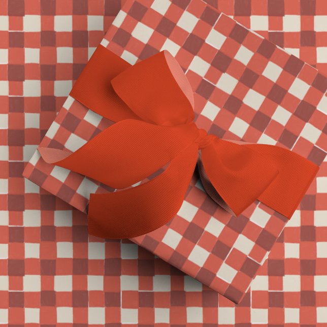 Red Checked Gingham Geschenkpapier (Red and cream checkered gift wrapping paper.)