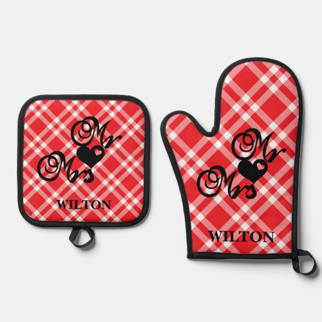 Red Checkered Mr. & Mrs. Hearts Monogram Ofenhandschuh & Topflappen-Set (Vorderseite)