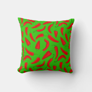 Red Chili Pepper Pattern auf Green Fun Kissen