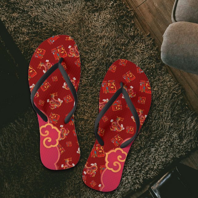 Red Chinese New Year Dragon Segings Good Fortune Flip Flops (Von Creator hochgeladen)