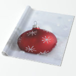 Red Christmas Ball Snowflakes Geschenkpapier<br><div class="desc">Roter Weihnachtsball mit Schneeflocken.</div>
