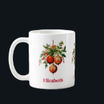 Red Christmas Baubles mit Holly Festivals Kaffeetasse<br><div class="desc">Eine Tasse mit einer Vintagen Stildarstellung. 3 rote Weihnachtsbaumbläschen umgeben von grünen Heiligen und Beeren. Stilvolles Retro-Design.</div>