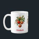Red Christmas Baubles mit Holly Festivals Kaffeetasse<br><div class="desc">Eine Tasse mit einer Vintagen Stildarstellung. 3 rote Weihnachtsbaumbläschen umgeben von grünen Heiligen und Beeren. Stilvolles Retro-Design.</div>