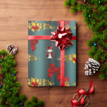 Red Christmas Decorative Aquamarin Geschenkpapier<br><div class="desc">Ein buntes aquamarines Weihnachtsgeschenk mit einer Weihnachtsdekoration in Rot und Gold,  darunter kleine Schneemänner aus rotem Samt,  große rote Seidenraupen,  goldene Weihnachtsbäume mit roten Bauern und Bögen,  goldene heilige Blätter mit roten Beeren,  um Ihren Gaben für den Urlaub eine elegante und besondere Designer-Weihnachtsgeschenke hinzuzufügen.</div>