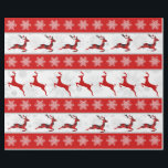 Red Christmas Deh Red & White Snowflake Muster Geschenkpapier<br><div class="desc">Reihen von karierten Rentierwettläufen nach rechts und tiefroten/burgundischen Rentierreihen zu den links auf diesem Weihnachtsdesign, das auch Schneeflocken umfasst. Burgund/Rot-Reihen sind mit weißen Schneeflocken versehen, während die Rentiere auf weißen Untergründen mit geprägten Schneeflocken stehen. Dieses Muster ist für jeden, der in dieser Weihnachtszeit auf der Geschenkliste steht, geeignet. #HolidayWrappingPaper #ChristmasWrap...</div>