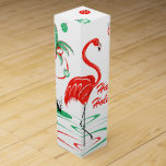 Red Christmas Flamingo Happy Holidays Weinbox<br><div class="desc">Ein lustiges, festliches, flamingo-Design mit einer Retro-Touch in Rot und Grün. Ein roter Flamingo weht im Wasser neben einer Palme, die mit Weihnachtsbaumchen und Band dekoriert ist. Ein individuell anpassbares Design für Sie, um mit Ihrem eigenen Text, Bildern und Ideen zu personalisieren. Ein originelles digitales Kunstbild, das von Jess Perry...</div>