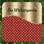 Red Christmas Floral mit Gold Ribbon und Name Quadratischer Aufkleber<br><div class="desc">Dieses personalisierte Design enthält den Namen Ihres Empfängers in schwarz auf ein goldfarbenes Band oben. Geben Sie den Namen im Abschnitt Personalize ein. Dieser Aufkleber koordiniert mit ähnlichem Packpapier. Dieses hübsche Design - mit sternförmigen Poinsettien in Rot, überragt von goldfarbenem, kurvigem Band - ist eine elegante Art, den Urlaub oder...</div>