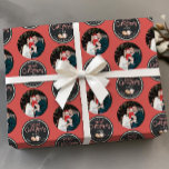 Red Christmas Foto Wrapping Paper mit Meldung Geschenkpapier<br><div class="desc">Mit diesem festlichen, roten Weihnachtspapier wackeln Sie Ihre Geschenke in personalisiertem Feiertagssjubeln! Mit einem sich wiederholenden Design Ihres hochgeladenen Fotos und einer "Frohe Weihnachten" Bonbonbotschaft, Kekse, Kakao, und einem eigenen Familiennamen und Jahr, ist es eine herzliche Art, Ihre Geschenke zu erleben. Ideal, um Geschenke an Großeltern, Nachbarn oder Klassenkameraden zu...</div>