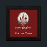 Red Christmas Gnomes Trendy Elves Erinnerungskiste<br><div class="desc">Diese zauberhaften Weihnachtszwerge sind hier,  um Ihren Freunden und der Familie ein frohes Weihnachtsfest zu wünschen. Weihnachtsgnome-Geschenkboxen. Personalisieren Sie am unteren Ende.</div>