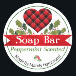 Red Christmas Holly Kariert Heart Soap Bar Labels Runder Aufkleber<br><div class="desc">Wenn Sie es geschafft haben, die Kunst der Seifenherstellung zu meistern, haben Sie die Fähigkeiten, phantastische handgefertigte Geschenke für Familie und Freunde zu Weihnachten zu schaffen. Um die endgültige Touch zu Ihrer Seifenverpackung hinzuzufügen, fügen Sie diesen Aufkleber mit Ihrem Namen hinzu. Das Design hat einige Elemente, Aquarellholz und ein rotes...</div>