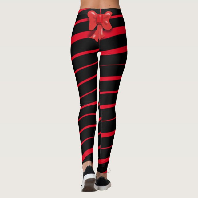 RED CHRISTMAS RIBBON UND BODEN AUF SCHWARZ LEGGINGS (Rückseite)