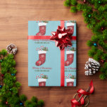 Red Christmas Strumpf auf Blau mit benutzerdefinie Geschenkpapier<br><div class="desc">Desteis originelle Illustration eines festlichen Weihnachtsgeburts,  in dem Bonbons herauskommen. Die Hintergrundfarbe ist blau. Es gibt auch zwei personalisierbare Textbereiche.</div>