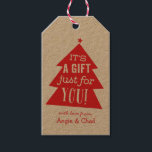 Red Christmas Tree Gift Geschenkanhänger<br><div class="desc">Ein kleiner,  roter Weihnachtsbaum mit einem Stern auf der Oberseite sendet eine fröhliche Nachricht an diesen personalisierten Weihnachtsgeschenk-Tag. Geben Sie Ihren Namen für vorbedruckte Tags oder CLEAR für leere Tags,  die später ausgefüllt werden sollen.</div>