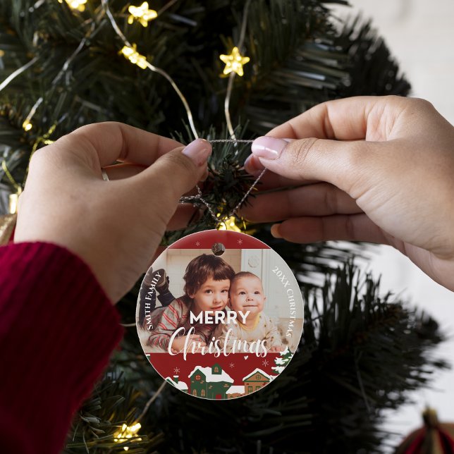 Red Christmas Village Custom Family Foto Keepake Keramik Ornament (Red Christmas Village Custom Family Photo Keepsake Ceramic Ornament)