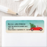 Red Convertible Car   Christmas Tree Beach Szene<br><div class="desc">Dieses niedliche Weihnachtsadressen-Label zeichnet sich durch ein niedliches kleines, rotes Oldtimer aus, das auf dem Weg zu einem festlichen Feiertag einen Weihnachtsbaum im Hintergrund auf dem Zuhause trägt. Dies ist unsere Version des beliebten Vintagen roten LKW mit einem Baum im Schnee. Die Typografie ist eine Kombination aus skurrilen und modernen...</div>